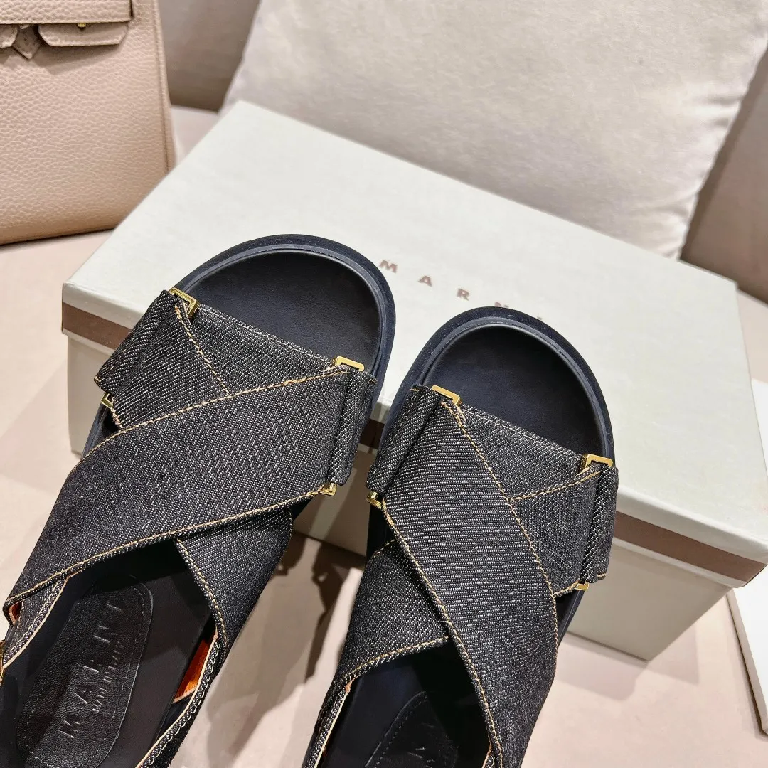 👟👟Ex-factory price 420👟👟 Marni Mani, popular online celebrity style, Taobao, popular single style in physical stores! Thick-soled, elevated classic cross-strap, color-blocked flat-soled cowhide open-toe European and American style women's sandals. Fabric: Cowhide Lining: Sheepskin Outsole: Rubber Button: Gold Size: 35-40